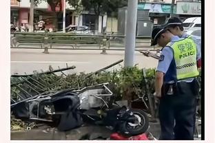 凯旋！国足成员深夜抵达深圳机场，受到球迷们热烈欢迎